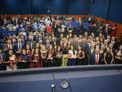 Foto da Notícia: 'Ninguém chega sozinho a lugar nenhum', frisa Gisela Cardoso em cerimônia de entrega de carteiras