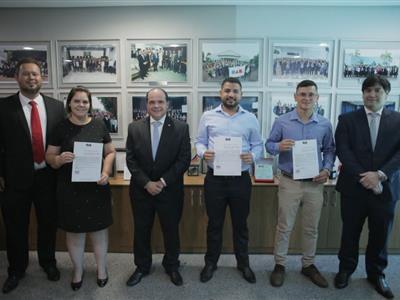 Foto da Notícia: Coronel Fernanda recebe certidão com número de inscrição na OAB-MT